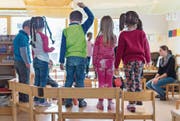 Kindergärtner müssen nicht einfach «nur spielen». Sie machen dasselbe wie Primarlehrer – doch mit anderen Mitteln. (Bild: Benjamin Manser)