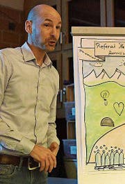 Jürgen Feigel referiert in der Aula der Sekundarschule Grenzstrasse. (Bild: Yvonne Aldrovandi-Schläpfer)