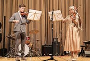 Zwei junge Violinisten bei ihrem Auftritt im Stadthofsaal. (Bild: Lisa Wickart)