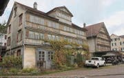 Umstritten war – ungeachtet des schlechten baulichen Zustands – von Anbeginn weg der Abbruch der Schmitte (links). Rechts: Randy Büchlers Fachgeschäft «Zweiradsport Degersheim». (Bilder: Andrea Häusler)