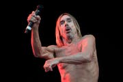 "Spät im Leben habe ich eine wunderbare Beziehung zu meinem Körper entwickelt", sagt Iggy Pop, hier bei einem Auftritt in Hinwil im Jahr 2016. (Bild: ENNIO LEANZA (KEYSTONE))