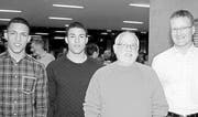 Sind zufrieden: Stiward Pena, Gewinner an Schweizer Nachwuchsmeisterschaften, Brahian Pena, 3. Rang an den Junioren-EM, Trainer Werner Dietrich und Andreas Robel, Präsident TLAV. (Bild: Mario Tosato)