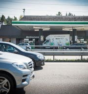 Alkoholverkauf in Raststätten? Die Verkehrskommission will dies erlauben. (Bild: Ralph Ribi (Wil, 12. April 2017))