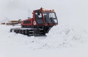 Nach Betriebsschluss wird der in der Nacht produzierte Kunstschnee mit dem Pistenfahrzeug verteilt. (Bilder: Rudolf Hirtl/Mareycke Frehner)