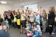 Mit einem Konfettiregen wird das Seniorenzentrum Weitenau eingeweiht. (Bild: Christof Lampart)