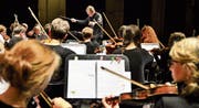 Dirigent Leo Gschwend bringt das Sinfonische Orchester Arbon mit dem Folklore-Trio Anderscht zusammen. (Bilder: Max Eichenberger)