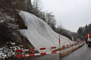 Diese Blache soll den Hang vor Wasser schützen. (Bild: PD)