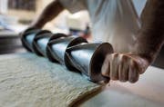 In einem Betrieb – wie hier in einer Bäckerei – zu schnuppern kann für die Wahl des richtigen Berufes ausschlaggebend sein. (Bild: Michel Canonica)