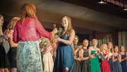 Die Fachmaturanden nehmen an der Kantonsschule Frauenfeld ihre Zeugnisse und eine Rose entgegen. (Bild: Andrea Stalder)