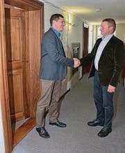 Bildungsdirektor Alfred Stricker (r.) grüsst seinen Departementssekretär Christian Aegerter.