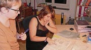 Ramona Wirth (r.) erklärt Céline Wilhelm Schnittmuster. (Bild: Kristian Filipovic)