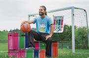 Der Müllheimer Jugendtreffleiter Jonathan Trüeb mit den eingefärbten Outdoor-Spielkisten. (Bild: Andrea Stalder)