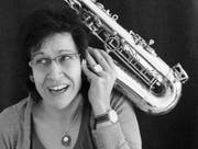 Jazzige Improvisationen: Die Saxophonistin Charlotte Weniger verwandelt Texte in Musik. (Bild: pd)