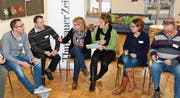 Hanu Fehr vom Sportamt Thurgau und Urs Schneider, Präsident der Thurgauer Raiffeisenbanken (links), diskutieren in einer Gruppe über die Schwerpunkte von Benevol für die Zukunft. (Bild: Werner Lenzin)