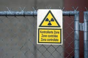 Ein Warnschild für Radioaktivität klebt im AKW Mühleberg. (Bild: PETER SCHNEIDER (KEYSTONE))