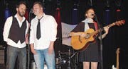 Ein eindrückliches und doch intensives Konzert der ruhigen Art bot die Liederschreiberin Mayvie mit ihren Musikern Raimund Tscholl und David Jutzi. (Bild: Pius Bamert)