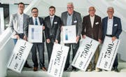 Die Preisträger von rechts: Rudi Stammbach vom Verein Lichtjahr, Buchautor Otmar Elsener, Stadtblogger Res Lerch sowie Andreas Inauen, Fabrizio Salanitri und Marcel Kunz von der Onlineplattform www.south-beach.ch (Bilder: Christof Sonderegger)