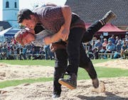 Christian Bernold als bester Rheintal-Oberländer (mit Ohrschutz) im Kampf gegen den Glarner Eidgenossen Peter Horner. (Bild: Emil Bürer)