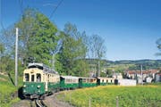 Das «Föfi» der St.Gallen-Gais-Appenzell-Bahn klettert durch die enge Ruckhaldenkurve hinauf ins Appenzellerland – auch morgen Sonntag. (Bild: Alexander Bless)