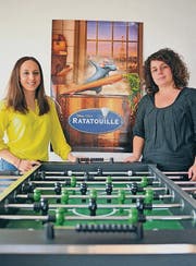 Die Krippenleiterinnen Tatjana Kunic und Stefanie Zinsli im Dachgeschoss des Alterszentrums Grünau. (Bild: Olaf Kühne)