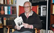 Heinz Carboni blättert in seinem ersten Buch «Tempi passati», das seine Jugendjahre im Zweiten Weltkrieg beschreibt. (Bild: cg)