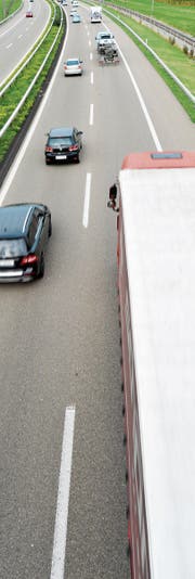 Die Autobahn A1 bei Gloten: Schadstoffe werden schnell verdünnt. (Bild: Donato Caspari)