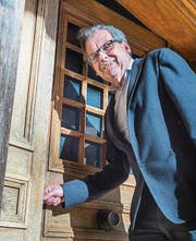 Bürgerarchivar Franz Xaver Isenring ist glücklich: Die Eingangstüre des ehemaligen Hotels Krone befindet sich unversehrt in Ottoberg. (Bild: Andrea Stalder)