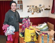Gian Cadonau packt Clownkostüme für seine Reise ein. (Bild: rsc)