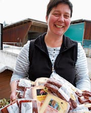 Irma Kappeler präsentiert Käse und Wurst aus dem Tannzapfenland. Ihre Spezialität sind Trutenwürste. (Bild: Ruth Bossert)