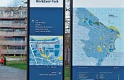Lotse und Orientierungshilfe für Besucher wie Einheimische: eine der neueren Informationsstellen im WerkZwei-Park. (Bilder: Max Eichenberger)