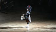 Auf zum letzten Marsch: Ein schottischer Drummer bei den ersten Schlägen zum grossen Finale des Military Tattoo im St. Galler Athletik Zentrum. (Bild: Hanspeter Schiess)