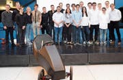 Die 19 Lernenden und ihre beiden Lehrer beziehungsweise Projektleiter freuen sich über die gelungenen Konstruktionen ihrer elektrischen «Rennfahrzeuge». (Bild: Heidy Beyeler)