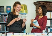 Katharina Alder und Désirée Stucki in der Buchhandlung. (Bild: Reto Martin)