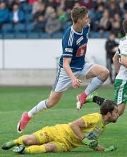 Cedric Itten erzielt das 2:0. Daniel Lopar bleibt das Nachsehen. (Bild: Georgios Kefalas/KEY)