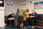Menschen beteiligen sich am Crowdfunding des digitalen Magazins "Republik" von Project R. (Bild: ENNIO LEANZA (KEYSTONE))