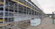 Das neue Betriebsgebäude erstreckt sich auf eine Länge von 96 Metern, eine Breite von 25 Metern und eine Höhe von 10 Metern.