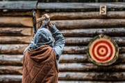 Ein Teilnehmer bei den ersten Schweizer Meisterschaften im Axtwurf. (Bild: SAMUEL GOLAY (KEYSTONE/TI-PRESS))
