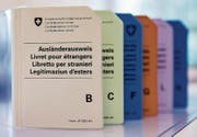 Auf Papier folgt Plastik: Der Bund will ab dem nächsten Jahr alle Ausländerausweise ersetzen. (Bild: Peter Klaunzer/KEY)