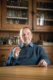 Erich Häring in seinem Wohnzimmer in Kesswil: Der Zapfenzieher spielt in der Siegespredigt eine wichtige Rolle. (Bild: Reto Martin)