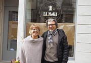 Bigi Amstutz und ihr Partner Francesco Diomaiuta vor ihrem zukünftigen Café, das gerade noch renoviert wird. (Bild: Chris Gilb)