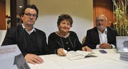 Sind betroffen darüber, was Clara und Fritz Sigrist-Hilty über den Genozid an den Armeniern schreiben (von links): Verlagsleiter Erwin Künzli, Autorin Dora Sakayan und Hans Jakob Reich, Redaktionsleiter Werdenberger Jahrbuch. (Bild: Reto Neurauter)