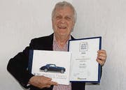 Peter Müller mit seinem Buch und der Urkunde zum Autobuchpreis. (Bild: pd)