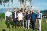 Von links: Hubert Hürlimann, Patronatskomitee-Mitglied Marco Felder, Bereichsleiterin Gitte Dobler-Insam, Lukashaus-Bewohner Patrick Martin (im Guckloch) sowie Barbara Dürr, Paul Schlegel (Präsident), Christian Wolf (Patronatskomitee-Mitglieder).