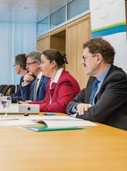Andreas Schuster, Gesamtprojektleiter BTS/OLS, Kantonsingenieur Andy Heller, Baudirektorin Carmen Haag und Finanzdirektor Jakob Stark stellen die neusten Erkenntnisse zur Bodensee-Thurtal-Strasse vor. (Bild: Andrea Stalder)