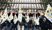 St. Galler Mitarbeiter der Swissprinters demonstrieren vor dem Sitz der Hauptaktionärin Ringier in Zürich für den Erhalt ihrer Arbeitsplätze. (Archivbild: ky/Walter Bieri)