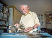 Ueli Ernst mit der Serie seiner Lieblingsansichtskarten, die mit der Technik der Lithografie angefertigt wurden. (Bild: Andrea Stalder)