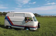 Früher ein Päcklibus, heute ein Wohnmobil: Hampi Leugger lädt die Besitzer von alten Volkswagen zum Treffen mit bester Aussicht. (Bild: Urs Brüschweiler)