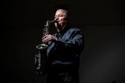 Neben dem Spielen verschiedenster Blasinstrumente schreibt der seit zwei Jahren in Sennwald wohnhafte Musiker auch Arrangements. (Bild: Mareycke Frehner)