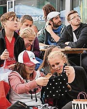 Das neu gekaufte Oberteil ist für die einen wichtiger als das Spiel. (Bild: Manuel P. Nagel www.mpn.ch)