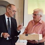 Verwaltungsratspräsident Armin Eugster (links) überreicht dem ausscheidenden Werner Oertle als erstem Wipa-Kunden einen neu eingeführten Badge. (Bild: Philipp Haag)